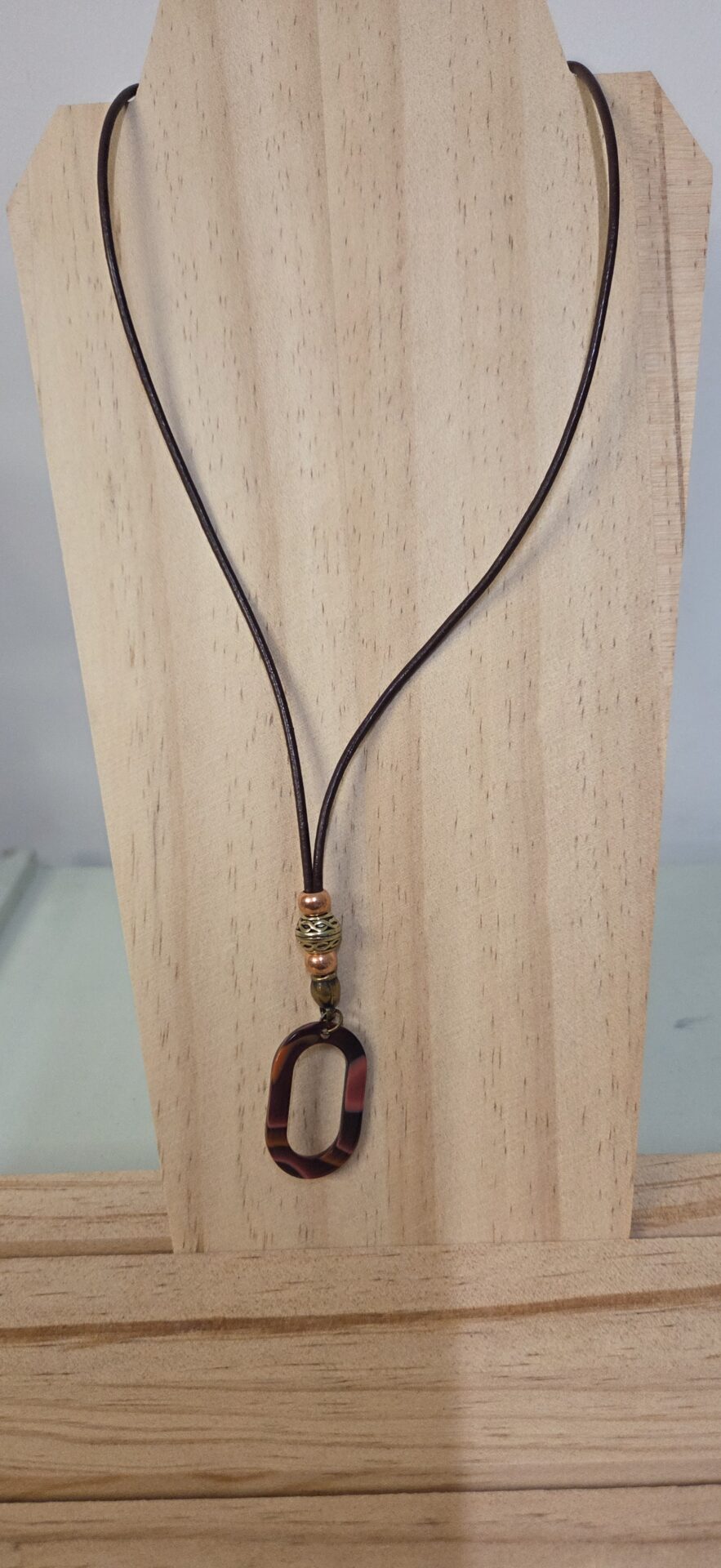 Collier sautoir cuir acajou et pendentif acétate