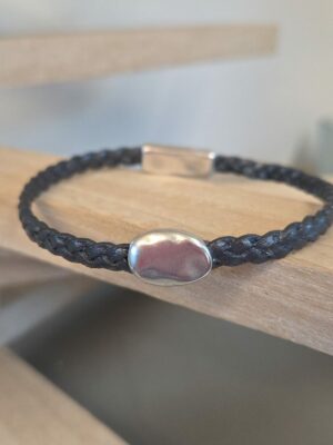 Bracelet homme en cuir tressé plat et son passant caillou