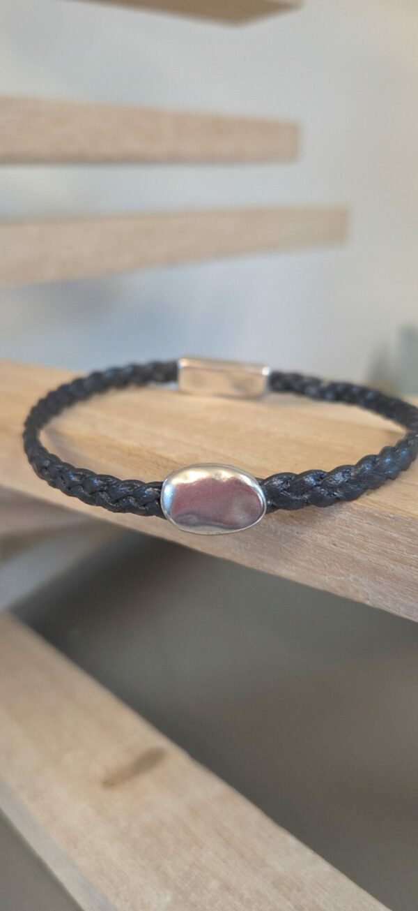 Bracelet homme en cuir tressé plat et son passant caillou