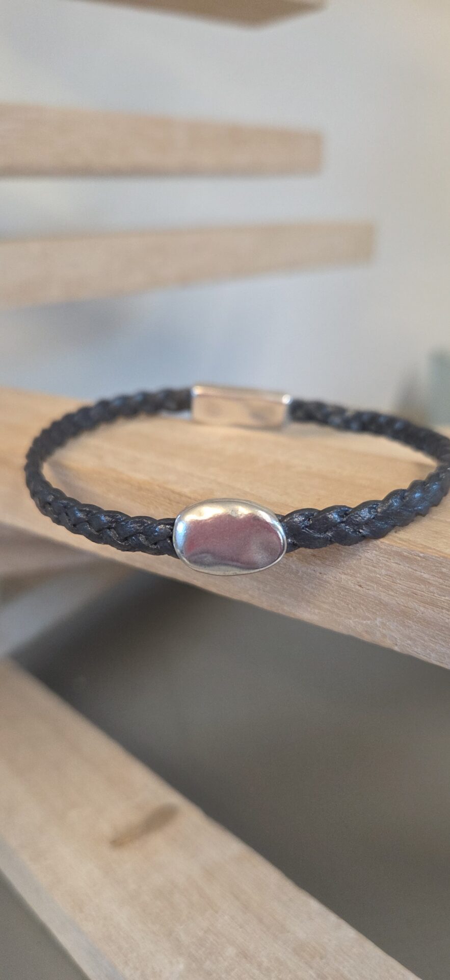 Bracelet homme en cuir tressé plat et son passant caillou