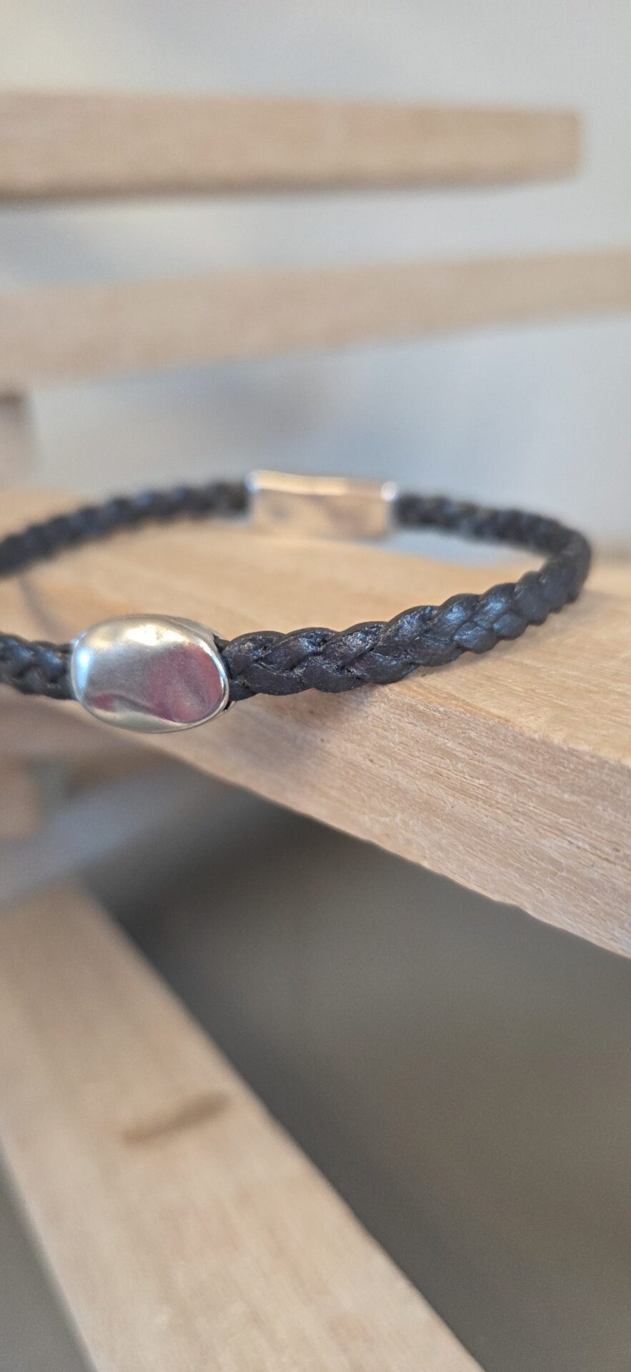 Bracelet homme en cuir tressé plat et son passant caillou