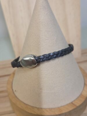 Bracelet homme en cuir tressé plat et son passant caillou