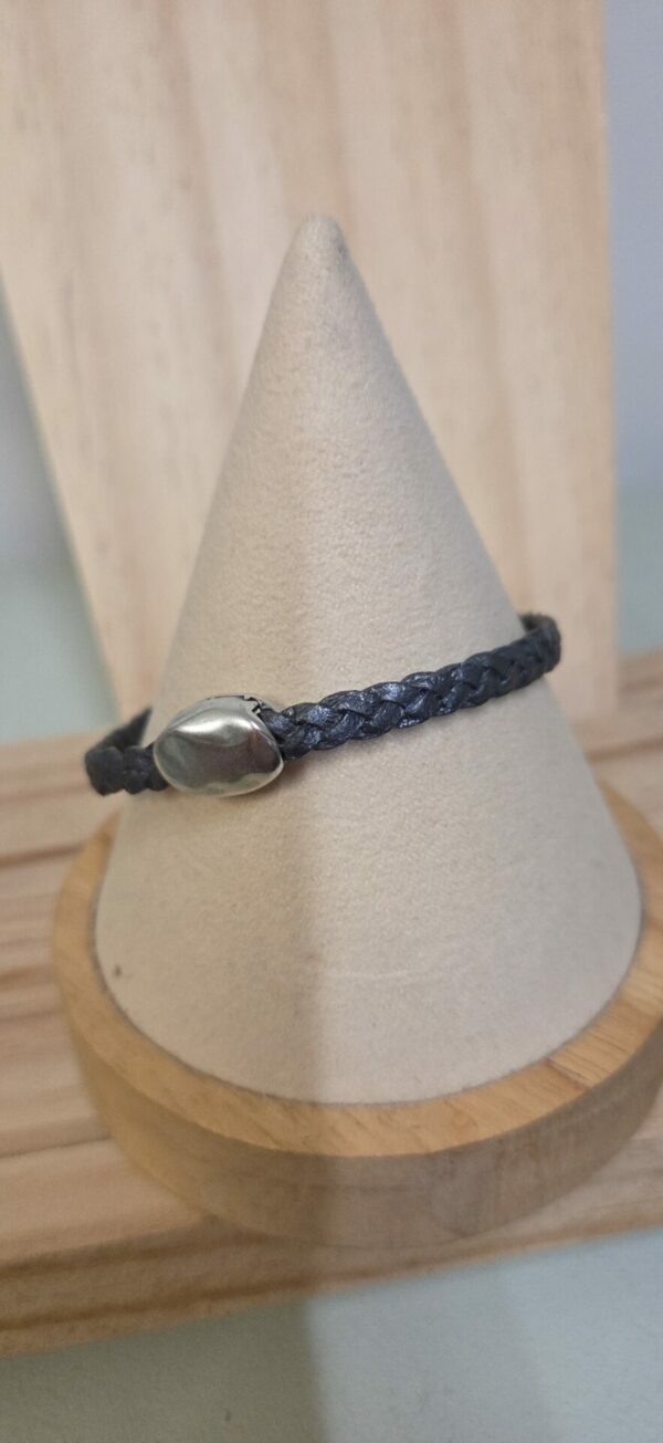Bracelet homme en cuir tressé plat et son passant caillou