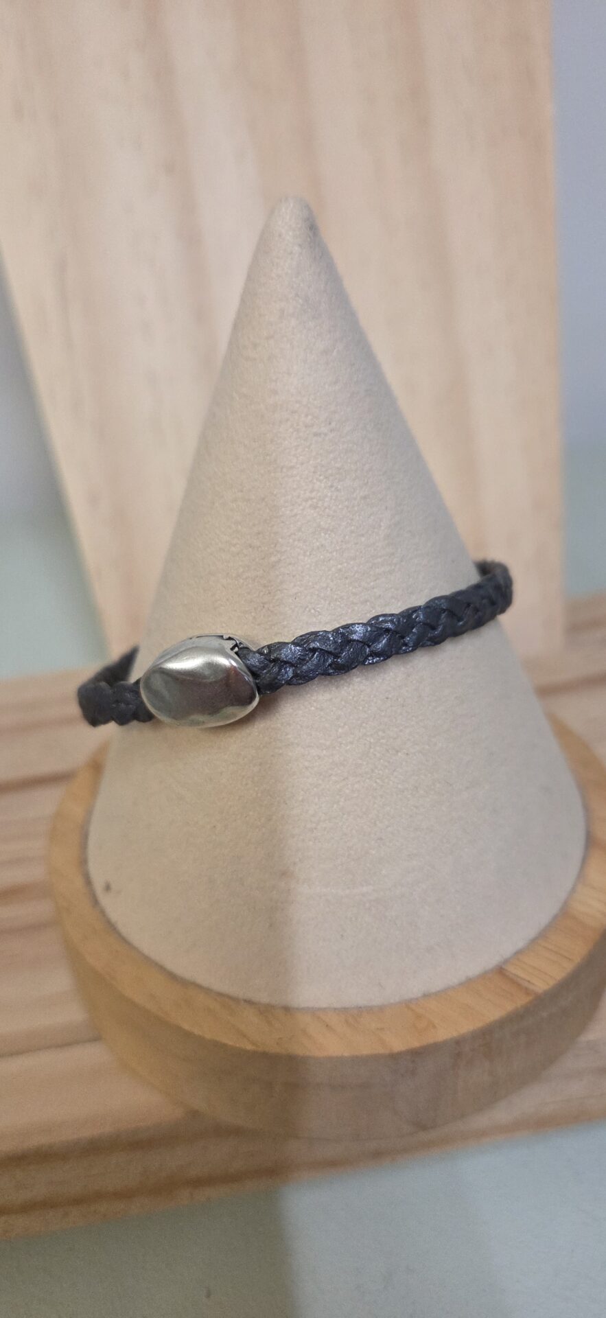 Bracelet homme en cuir tressé plat et son passant caillou