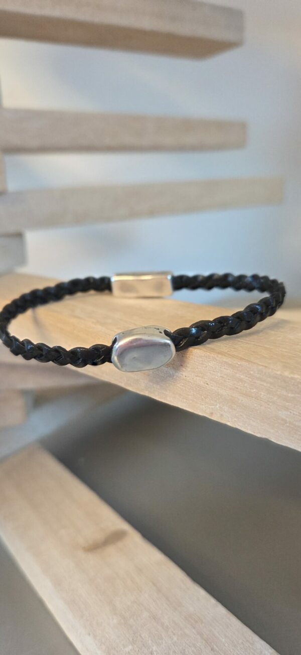 Bracelet homme en cuir tressé plat et son passant caillou
