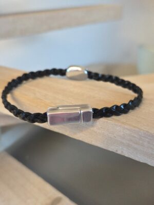 Bracelet homme en cuir tressé plat et son passant caillou