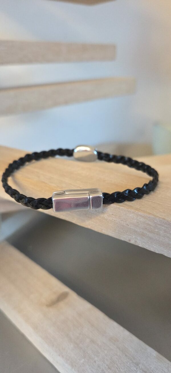 Bracelet homme en cuir tressé plat et son passant caillou