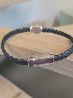 Bracelet homme en cuir tressé plat et son passant caillou