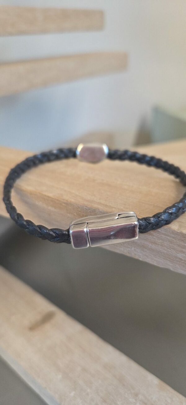 Bracelet homme en cuir tressé plat et son passant caillou