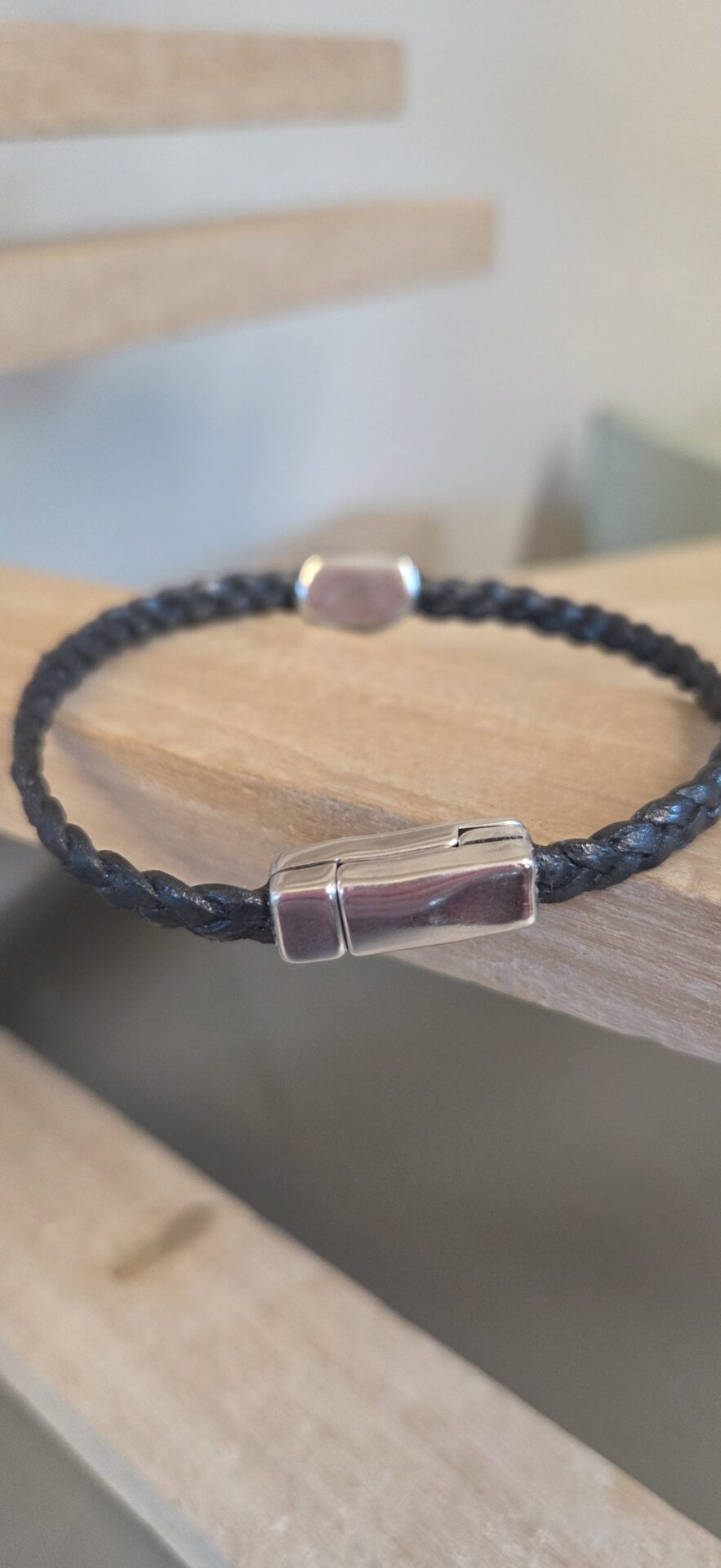 Bracelet homme en cuir tressé plat et son passant caillou