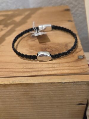 Bracelet homme en cuir tressé plat et son passant caillou