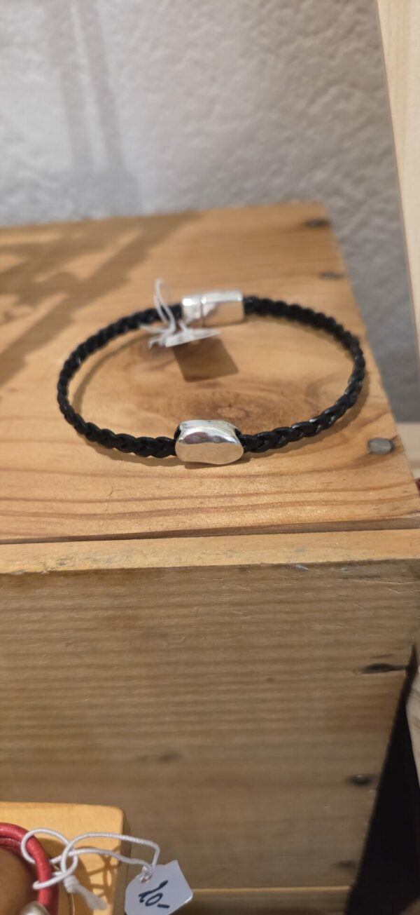 Bracelet homme en cuir tressé plat et son passant caillou
