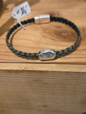 Bracelet homme en cuir tressé plat et son passant caillou