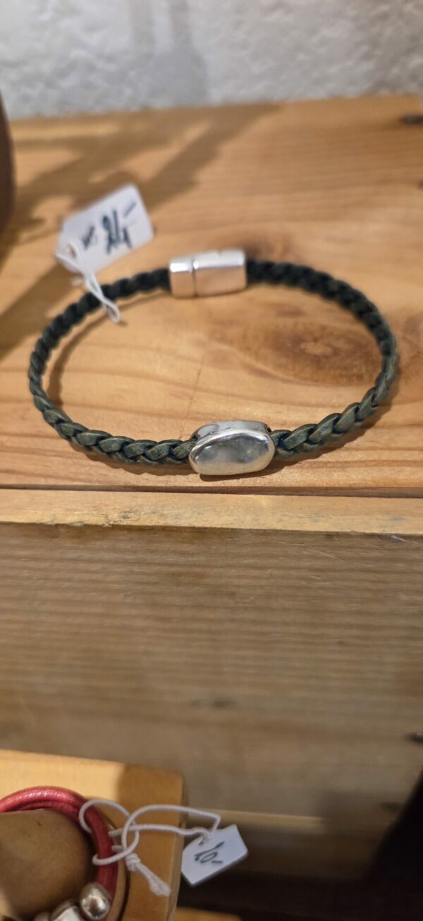 Bracelet homme en cuir tressé plat et son passant caillou