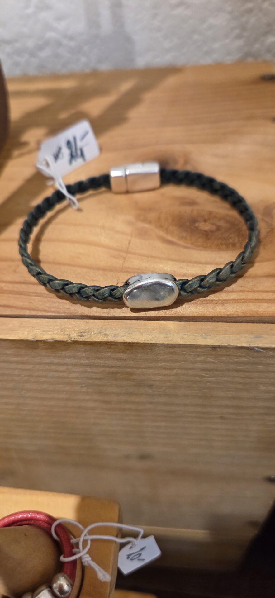 Bracelet homme en cuir tressé plat et son passant caillou