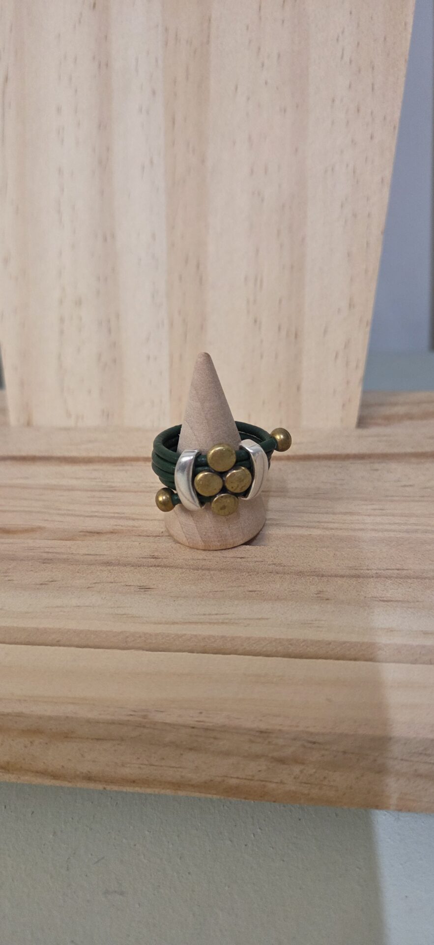 Bague femme cuir rond vert, passants argentés et bronze