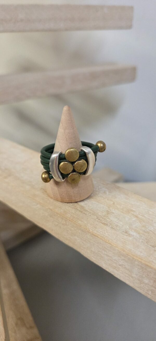 Bague femme cuir rond vert, passants argentés et bronze