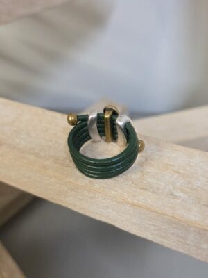 Bague femme cuir rond vert, passants argentés et bronze