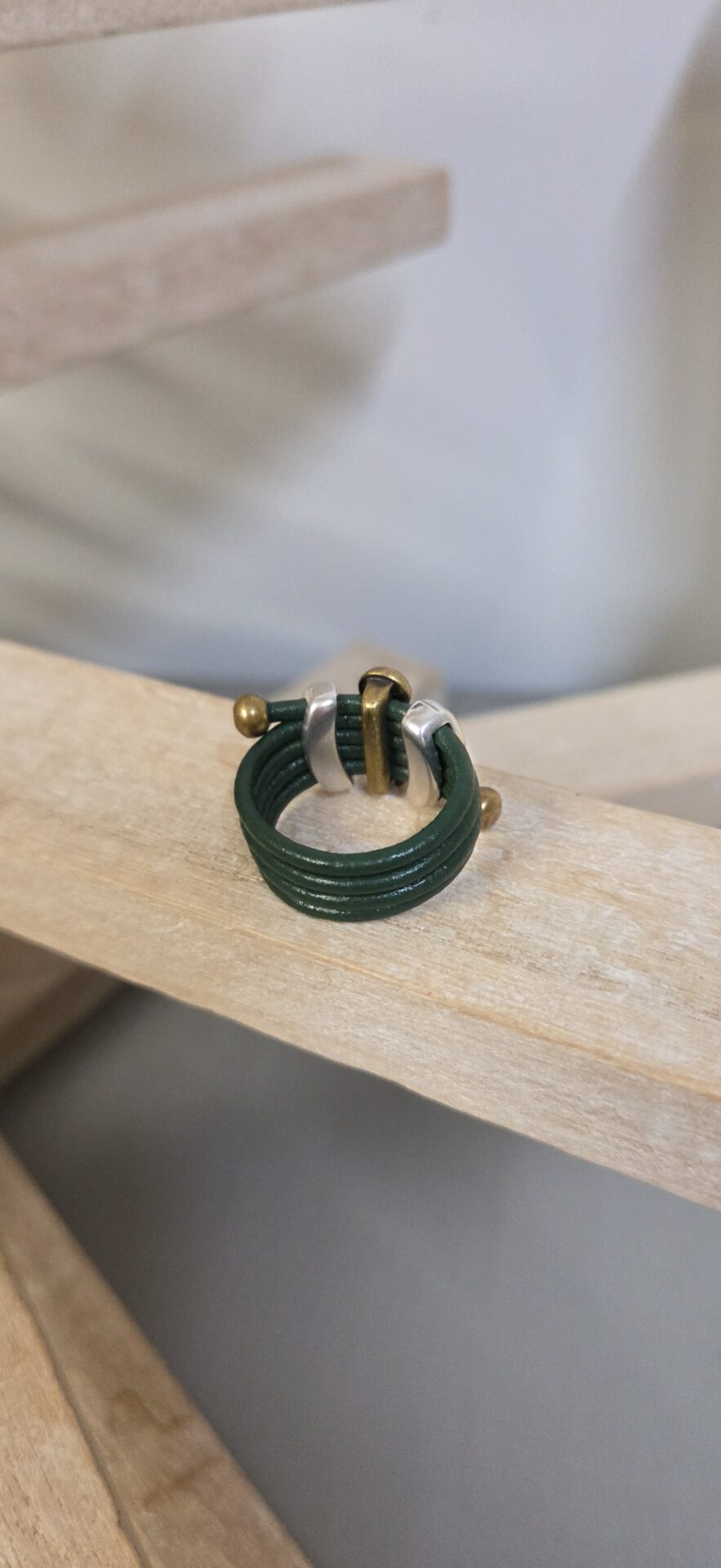 Bague femme cuir rond vert, passants argentés et bronze
