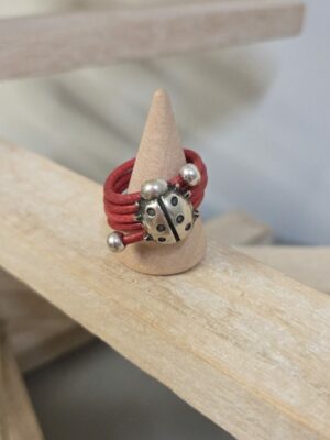 Bague femme cuir rond rouge et coccinelle argentée