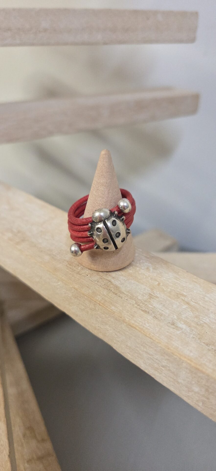 Bague femme cuir rond rouge et coccinelle argentée