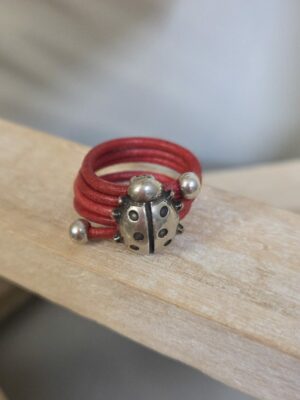 Bague femme cuir rond rouge et coccinelle argentée