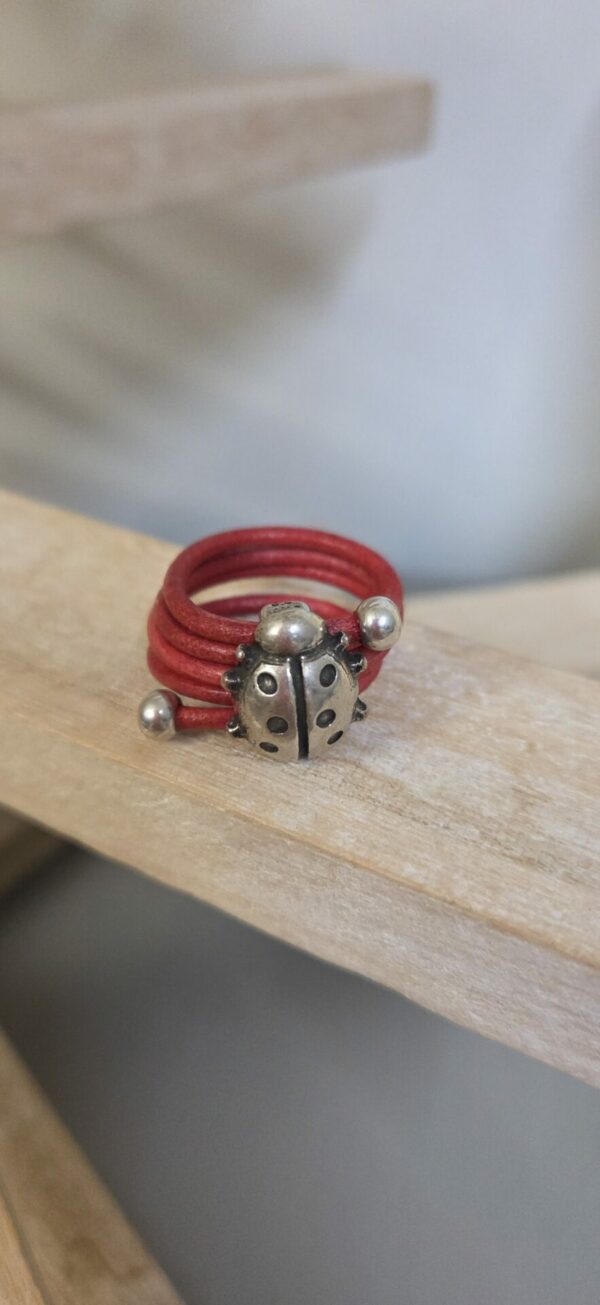 Bague femme cuir rond rouge et coccinelle argentée