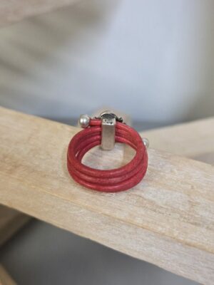 Bague femme cuir rond rouge et coccinelle argentée