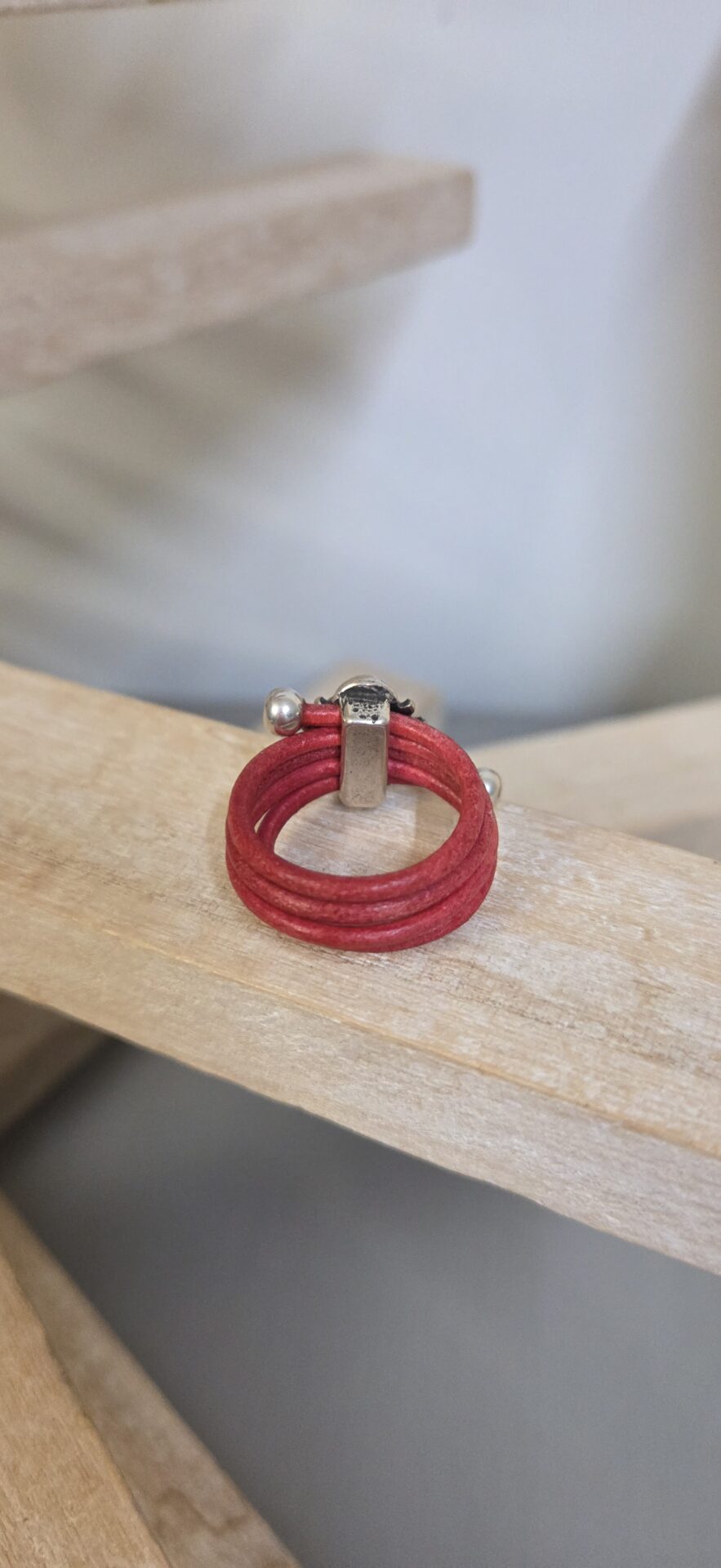 Bague femme cuir rond rouge et coccinelle argentée