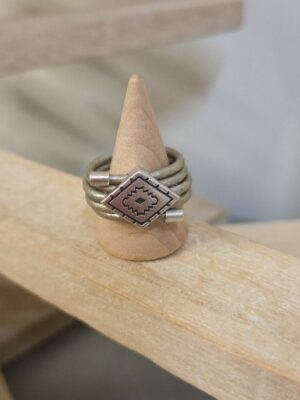 Bague femme cuir rond et passant losange argenté