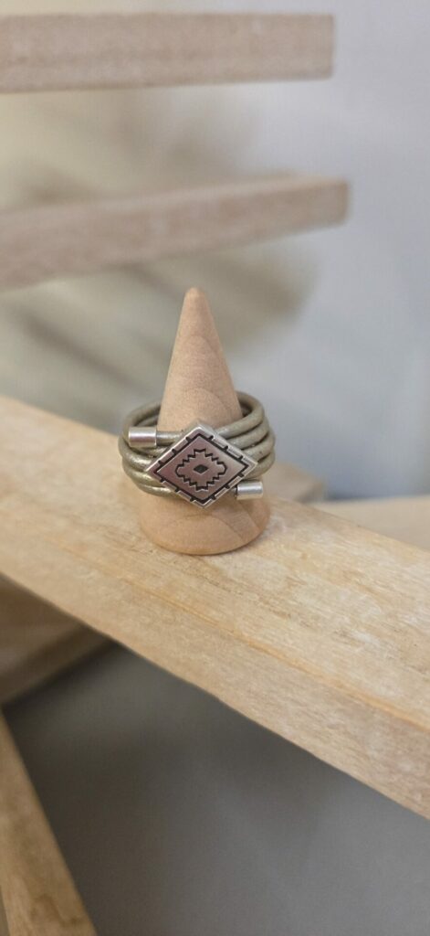 Bague femme cuir rond et passant losange argenté