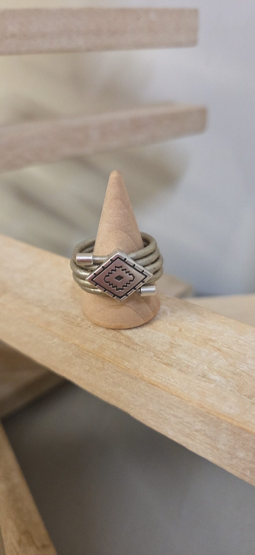 Bague femme cuir rond et passant losange argenté