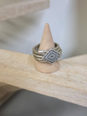 Bague femme cuir rond et passant losange argenté