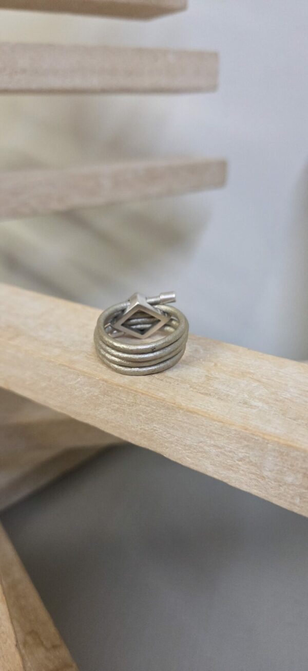 Bague femme cuir rond et passant losange argenté