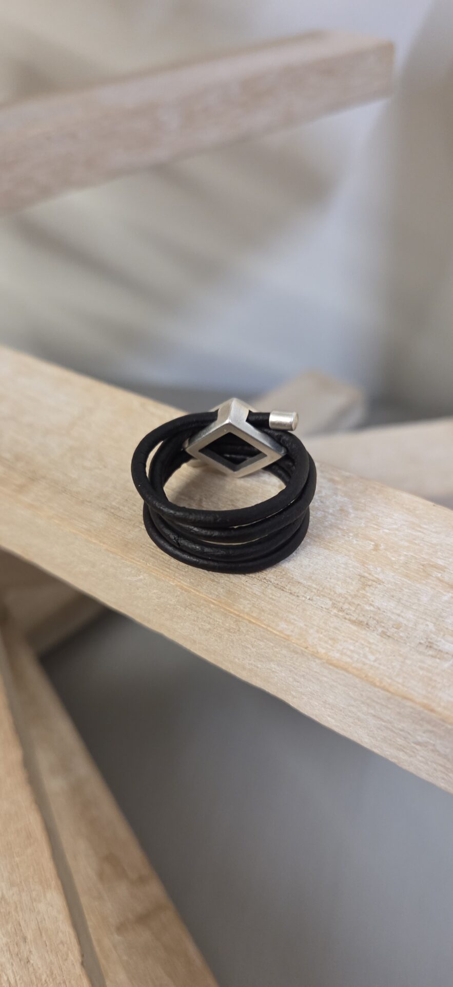 Bague femme cuir rond et passant losange argenté