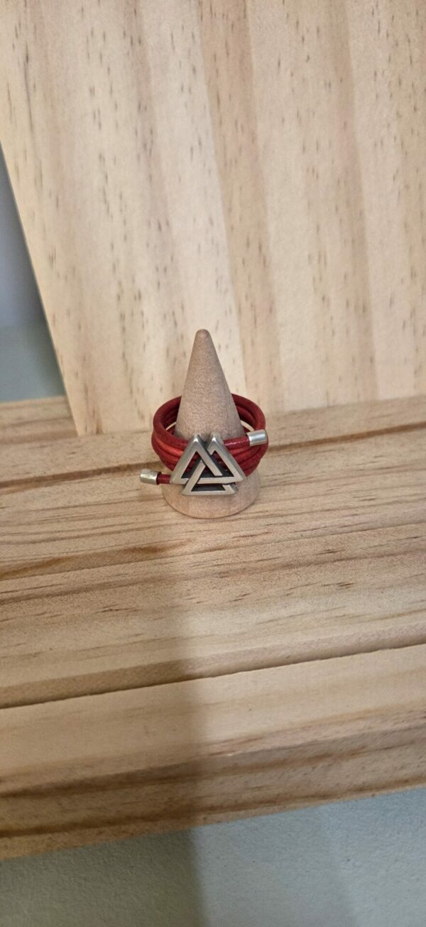 Bague femme cuir rond 2mm et triangle argenté