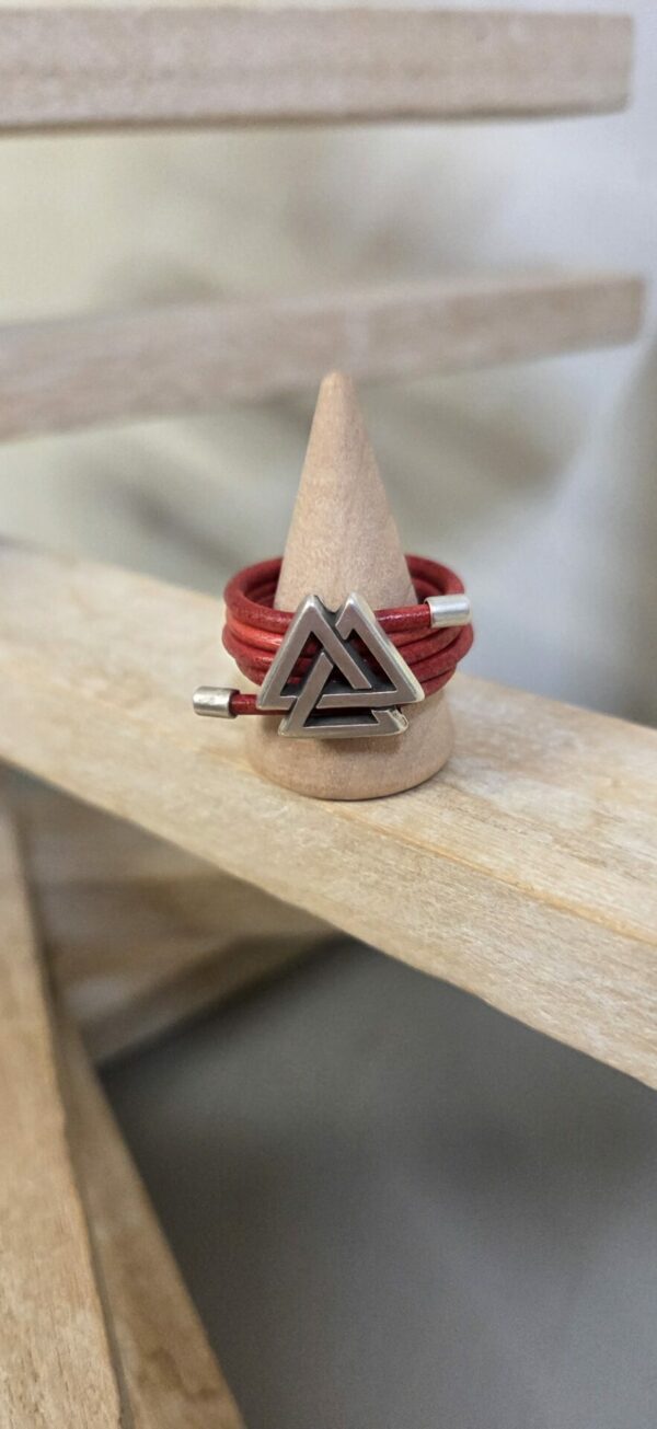 Bague femme cuir rond 2mm et triangle argenté