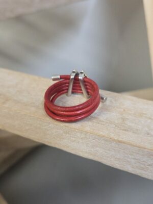 Bague femme cuir rond 2mm et triangle argenté