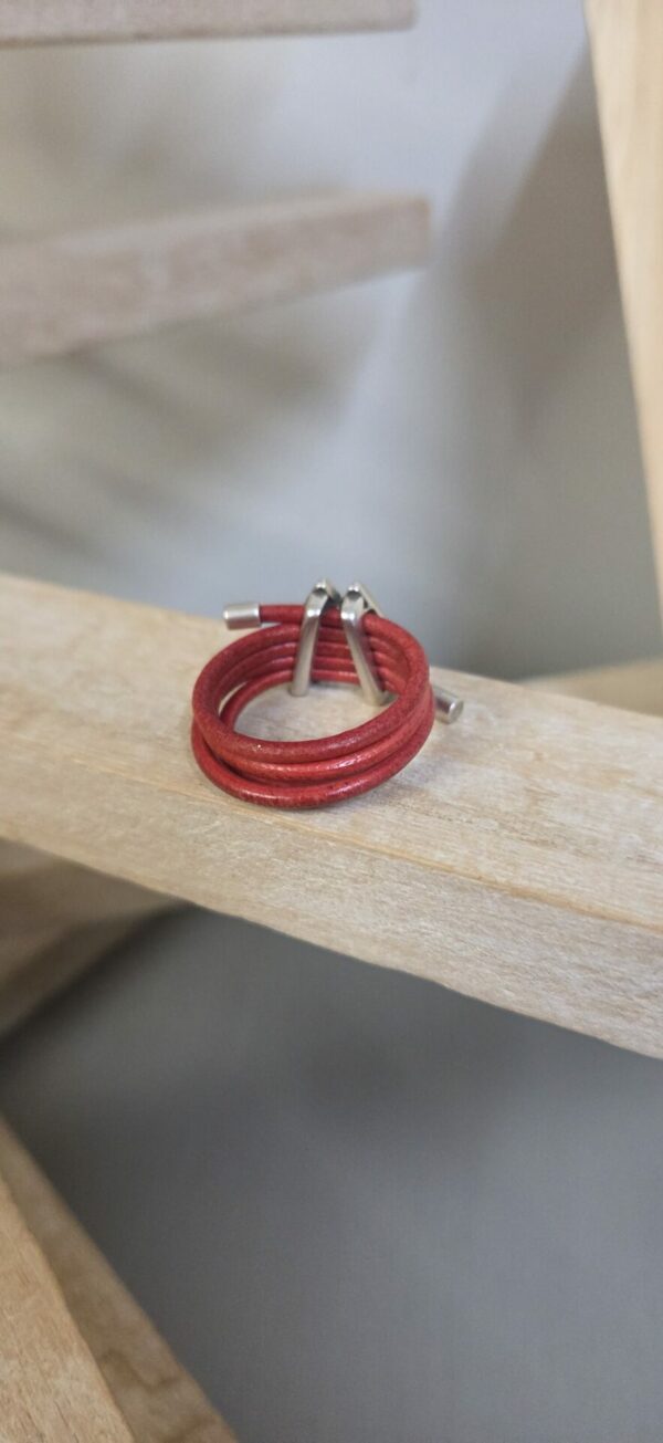 Bague femme cuir rond 2mm et triangle argenté