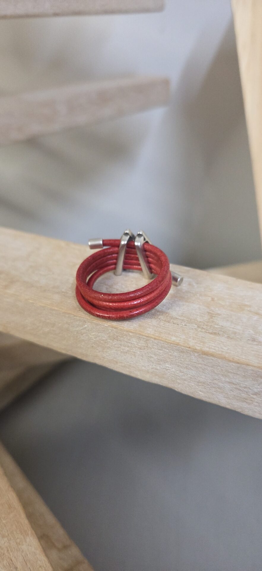 Bague femme cuir rond 2mm et triangle argenté