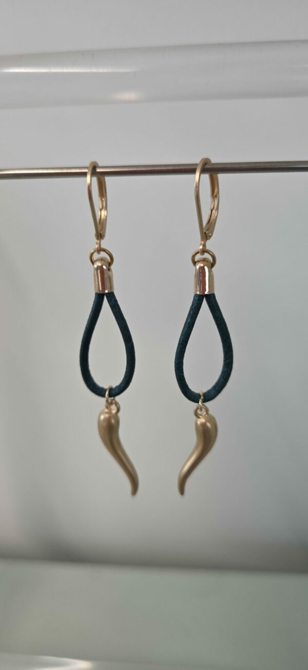 Boucles d'oreilles femme cuir rond 2 vert et amulette dorée