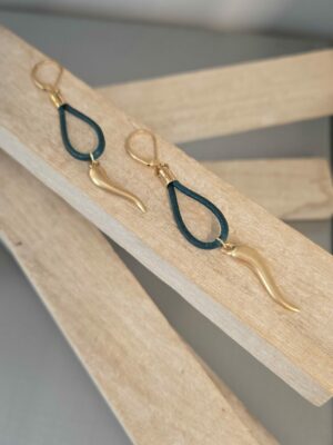 Boucles d'oreilles femme cuir rond 2 vert et amulette dorée