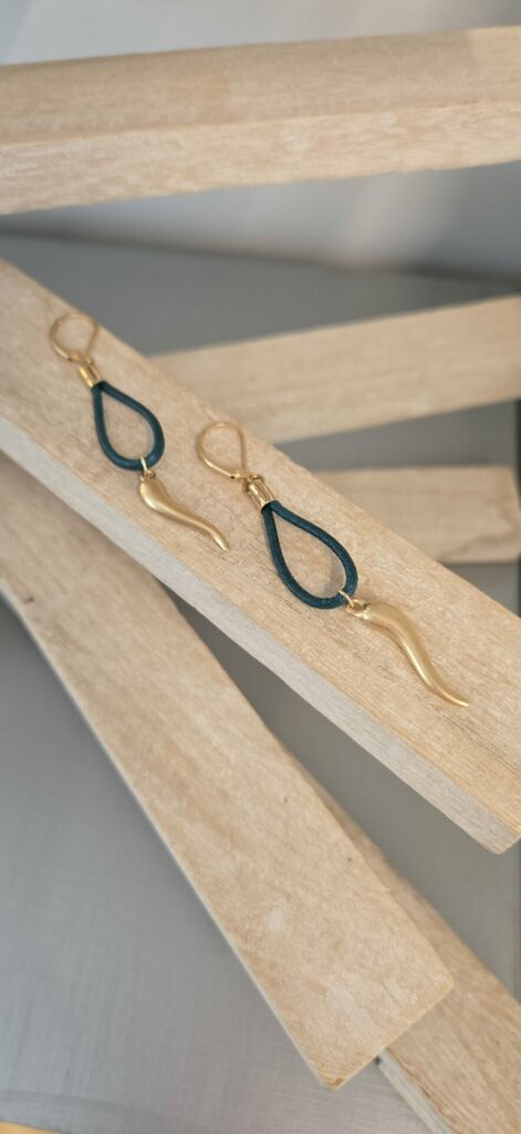 Boucles d'oreilles femme cuir rond 2 vert et amulette dorée