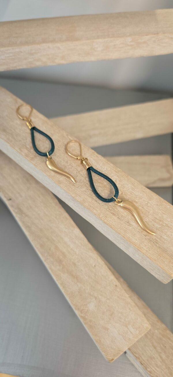 Boucles d'oreilles femme cuir rond 2 vert et amulette dorée