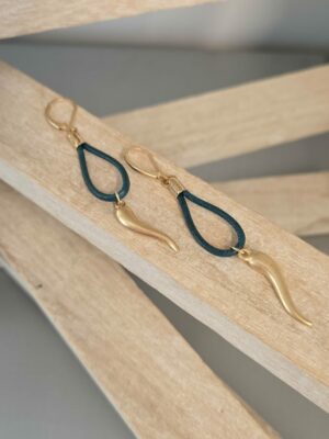 Boucles d'oreilles femme cuir rond 2 vert et amulette dorée