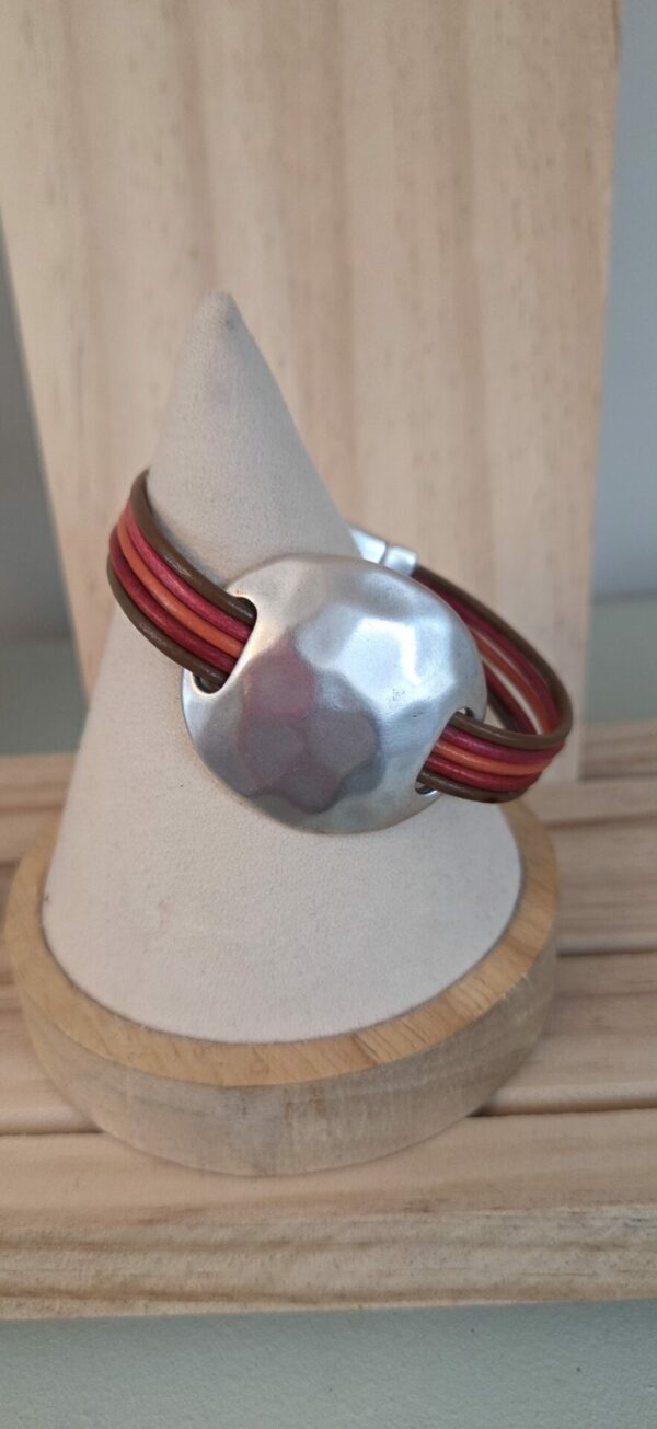 Bracelet femme cinq cuirs ronds 2mm et pastille martelée