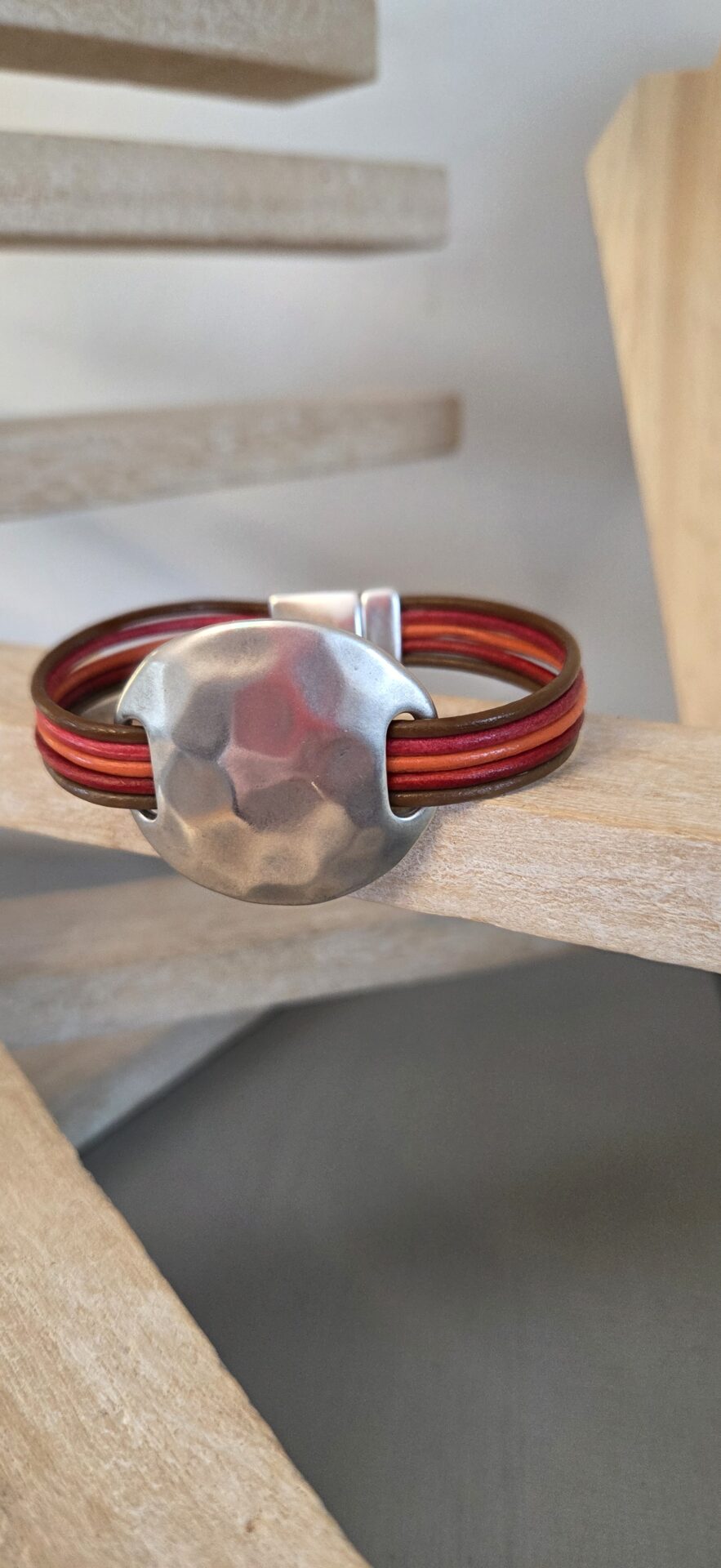 Bracelet femme cinq cuirs ronds 2mm et pastille martelée