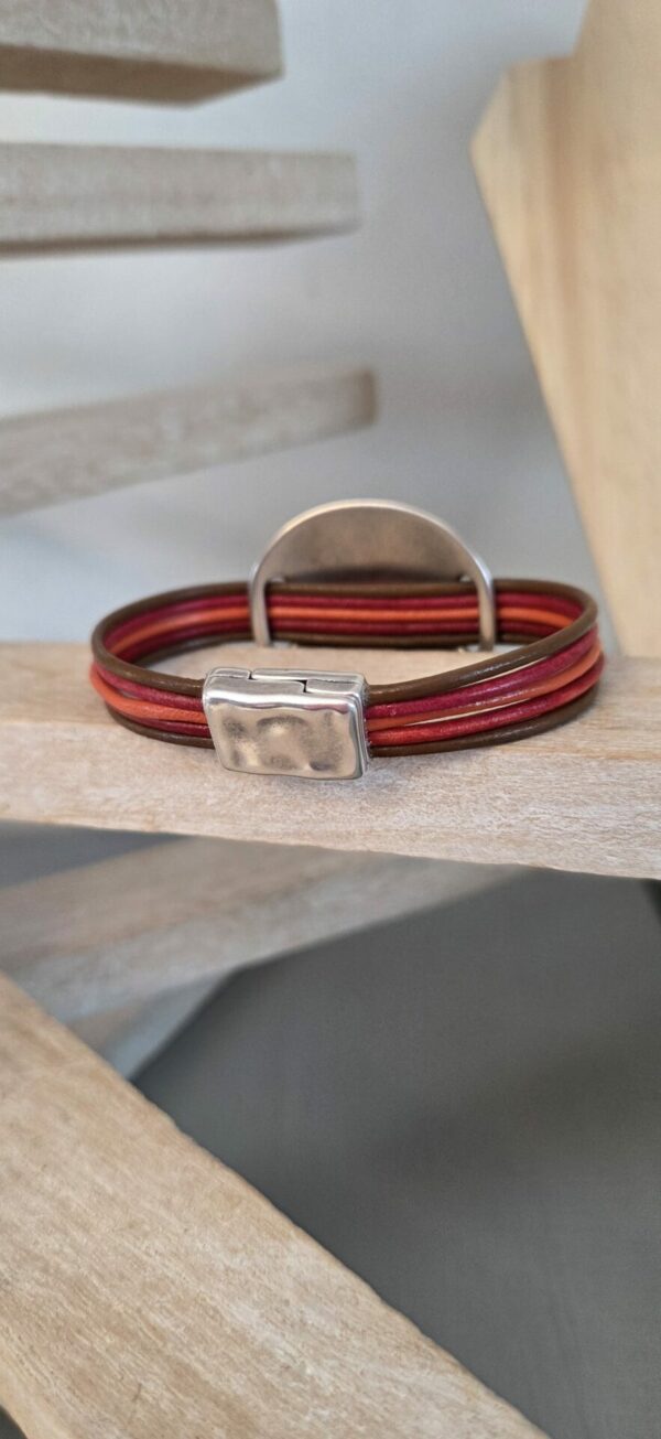 Bracelet femme cinq cuirs ronds 2mm et pastille martelée