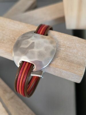 Bracelet femme cinq cuirs ronds 2mm et pastille martelée