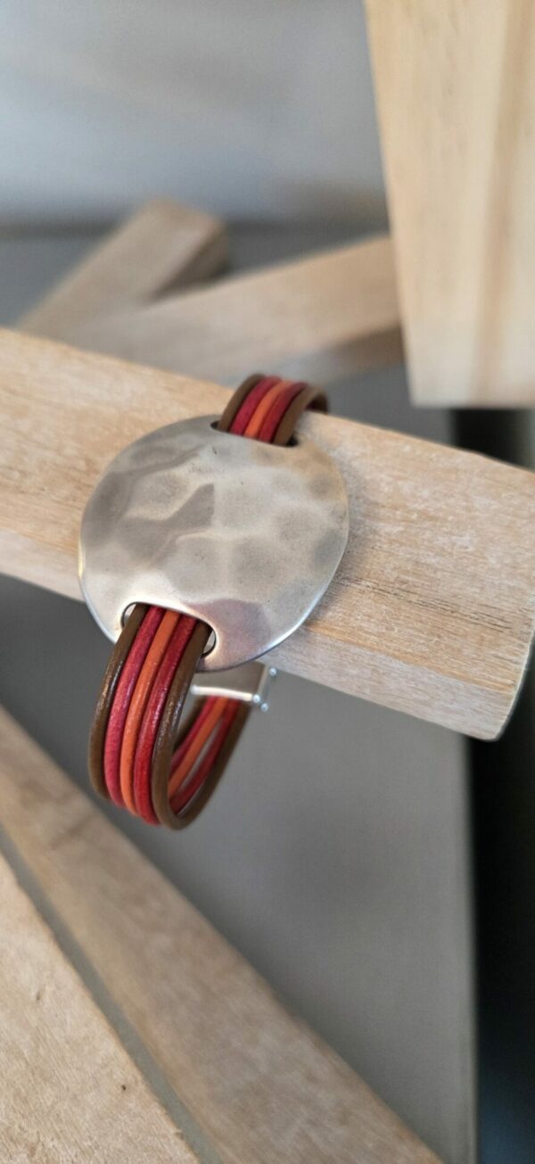 Bracelet femme cinq cuirs ronds 2mm et pastille martelée